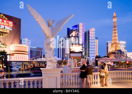 Las Vegas Boulevard, dem Strip. Ballys, Planet Hollywood und Paris Hotel und Casino im Hintergrund, Las Vegas, Nevada, USA Stockfoto