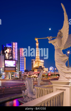 Las Vegas Boulevard, dem Strip. Ballys, Planet Hollywood und Paris Hotel und Casino im Hintergrund, Las Vegas, Nevada, USA Stockfoto