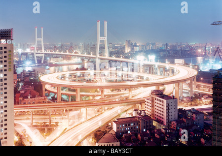 Spuren der unscharfen Licht auf die Nanpu-Brücke, Blick auf die Stadt, Shanghai, China Stockfoto