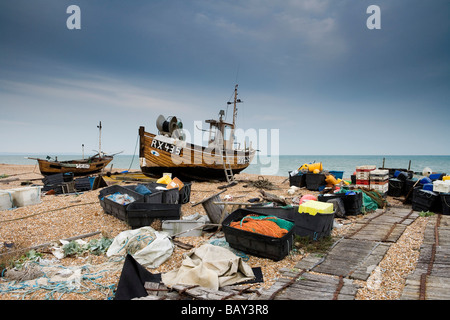 Fischernetze und Boote auf den Strand, Dungeness, Kent, England, Europa Stockfoto