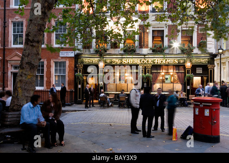 Sherlock Holmes Pub in Northumberland Street und roten Briefkasten, London, England, Europa Stockfoto