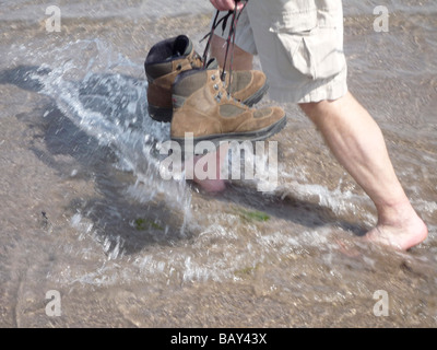 Barfuß Wanderer auf dem Dingle Way entlang dem Strand, Ventry, Halbinsel Dingle, County Kerry, Irland Stockfoto