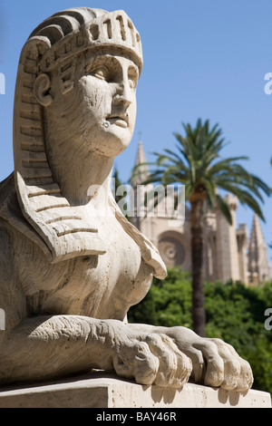 Passeig des Born Statue und Palma Kathedrale La Seu, Palma, Mallorca, Balearen, Spanien Stockfoto