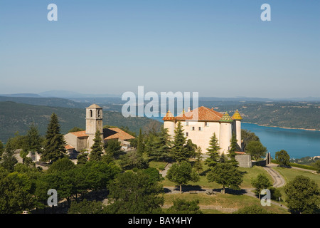 Blick auf Schloss und Kirche des Dorfes Aiguines vor der See Lac de Sainte Croix, Var, Provence, Frankreich Stockfoto