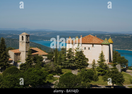 Blick auf Schloss und Kirche des Dorfes Aiguines oberhalb des Sees Lac de Ste Croix, Var, Provence, Frankreich Stockfoto