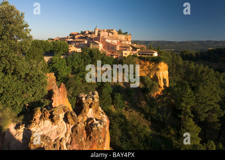 Roussillon, Dorf am Felsen von Ocker, Vaucluse, Provence, Frankreich Stockfoto