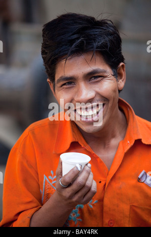 Junge Inder trinken Chai Tee in Alt-Delhi Indien Stockfoto