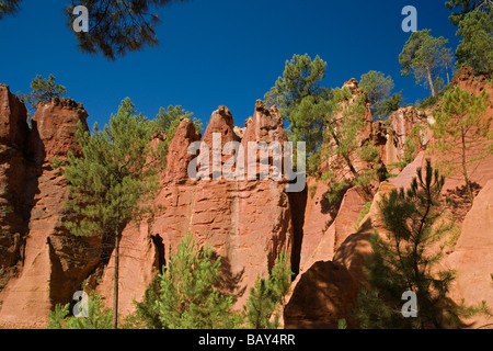 Ocker Steinbruch im Sonnenlicht, Roussillon, Vaucluse, Provence, Frankreich Stockfoto