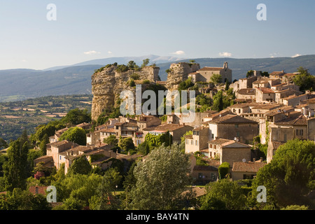 Blick auf das Dorf Saignon im Luberon-Gebirge, Mt. Ventoux am Horizont, Vaucluse, Provence, Frankreich Stockfoto