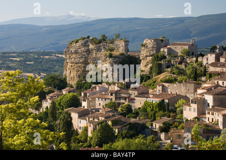 Blick auf das Dorf Saignon im Luberon-Gebirge, Mt. Ventoux am Horizont, Vaucluse, Provence, Frankreich Stockfoto