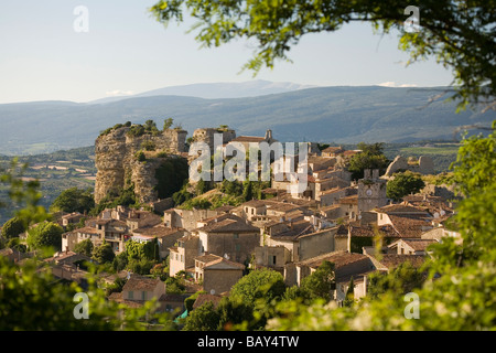 Blick auf das Dorf Saignon im Luberon-Gebirge, Mt. Ventoux am Horizont, Vaucluse, Provence, Frankreich Stockfoto