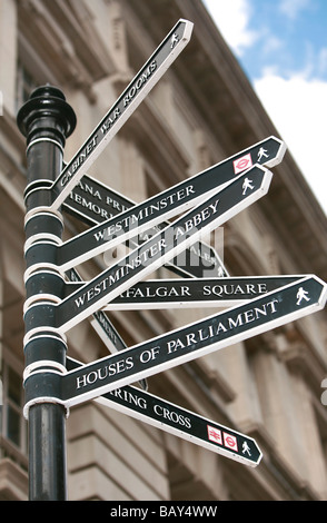 Gerichtete Wegweiser, Whitehall, London, England, Großbritannien, Vereinigtes Königreich Stockfoto