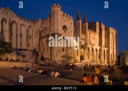 Touristen vor dem Palast der Päpste in den Abend, Avignon, Vaucluse, Provence, Frankreich Stockfoto