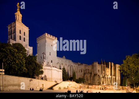 Die beleuchteten Palast der Päpste in den Abend, Avignon, Vaucluse, Provence, Frankreich Stockfoto