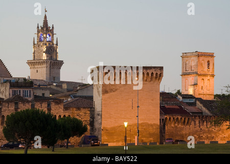 Die alte Stadtmauer von Avignon am Abend, Avignon, Vaucluse, Provence, Frankreich Stockfoto