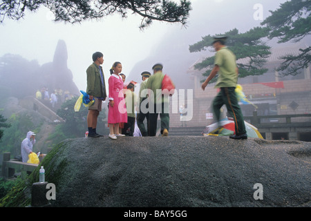 Touristen und Polizei Männer im Nebel vor Jade Bildschirm Hotel, Huang Shan, Anhui Provinz, China, Asien Stockfoto