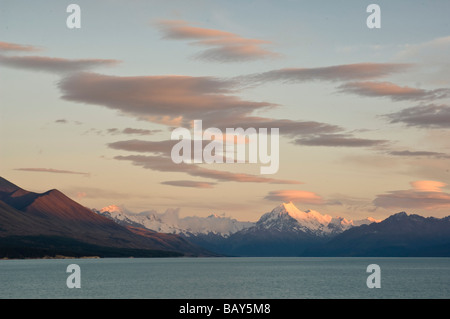 Dramatische Wolken über Mt. Cook und Lake Pukaki Südinsel Neuseeland Stockfoto