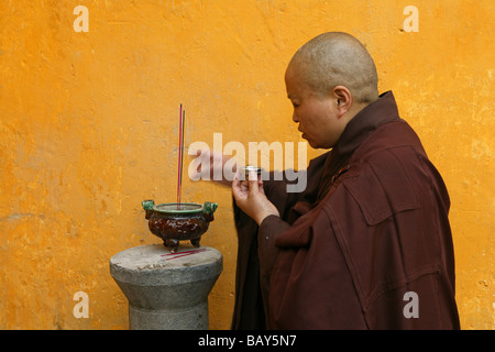 Nonne auf symbolische Reis Speisopfer, Changcheng Kloster, Jiuhuashan, Provinz Anhui, China, Asien Stockfoto