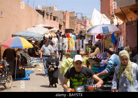 Straße Marktplatz in der alten Medina von Marrakesch Marokko Stockfoto