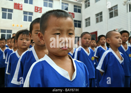 Kung Fu Training im Kindergartenalter in einem der vielen neuen Kung Fu Schulen in Dengfeng, Song Shan, Provinz Henan, China Stockfoto