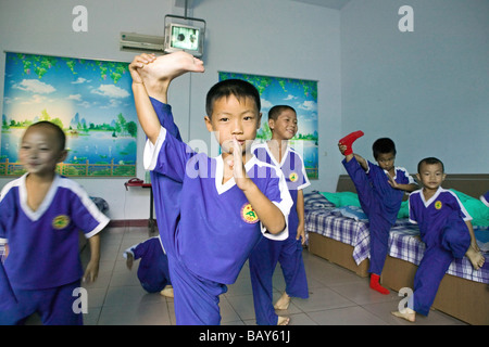 Sehr junge Schülerinnen und Schüler im Wohnheim, Kung Fu training im Kindergartenalter in einem der vielen neuen Kung Fu Schulen in Dengfeng, Sohn Stockfoto