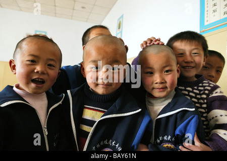 Kung Fu Training im Kindergartenalter in einem der vielen neuen Kung Fu Schulen in Dengfeng, Song Shan, Provinz Henan, China Stockfoto