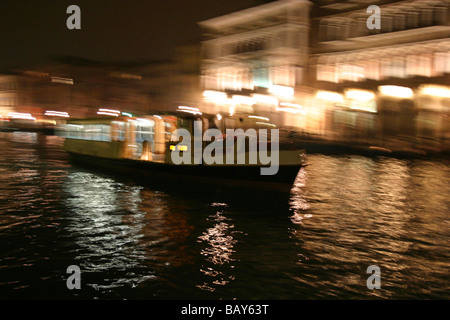 Vaporetto fährt am Canale Grande in der Nacht in Venedig, Italien Stockfoto