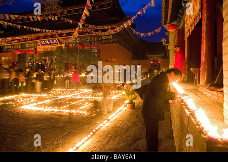 Menschen Anzünden von Kerzen für Geburtstagsfeiern für Wenshu, Shuxiang Tempel, Mount Wutai, Wutai Shan, fünf Terrasse Mountai Stockfoto