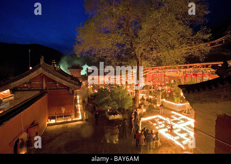 Menschen Anzünden von Kerzen für Geburtstagsfeiern für Wenshu, Shuxiang Tempel, Mount Wutai, Wutai Shan, fünf Terrasse Mountai Stockfoto