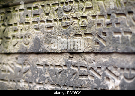 Nahaufnahme von einem Grabstein, Friedhof, Josefstadt (Josefov), Prag, Tschechische Republik Stockfoto
