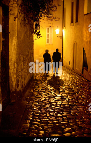 Paare, die in einer Gasse, Mala Strana, kleinen Viertel, Prag, Tschechische Republik Stockfoto