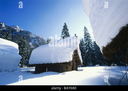 Winterlandschaft mit Holzhütten in einem Steinzeit-Dorf, Maerchenwiese, Bodental, Loiblpass, Kärnten, Österreich Stockfoto