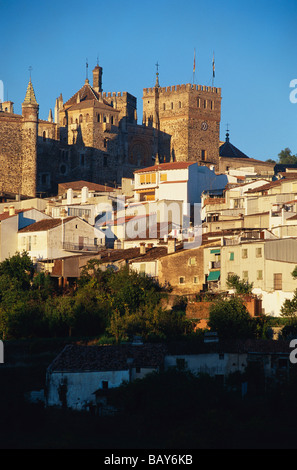 Königliche Kloster von Santa Maria de Guadalupe oberhalb des Dorfes, Guadalupe, Provinz Cáceres, Extremadura, Spanien Stockfoto