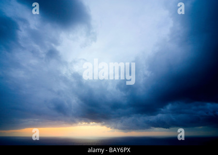 Sonnenuntergang und Gewitterwolken über dem Meer, Mallorca, Spanien Stockfoto