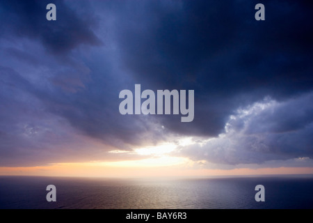 Sonnenuntergang und Gewitterwolken über dem Meer, Mallorca, Spanien Stockfoto