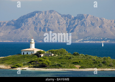 Illa d Alcanada mit Leuchtturm, in der Nähe von Alcudia, Mallorca, Spanien Stockfoto