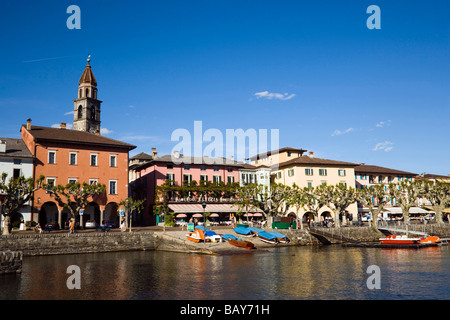 Blick über den Lago Maggiore zum Hafen Promenade mit Turm der Kirche Santi Pietro Paolo im Hintergrund, Ascona, Tessin, Schweiz Stockfoto