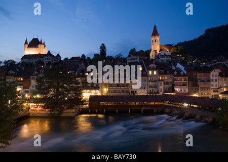 Blick über den Fluss Aare mit Mühle Slucie Thun Schloss und Kirche am Abend, Thun (größte Garnison Stadt der Schweiz) Stockfoto