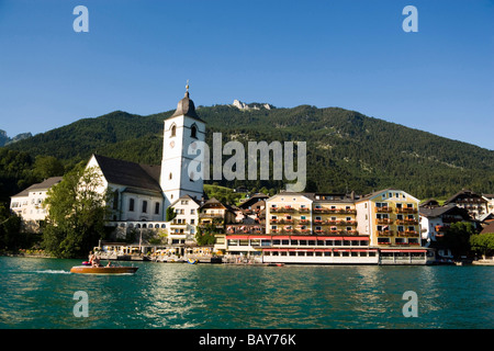 Blick über See Wolfgangsee, Pfarr-und Wallfahrtskirche und Hotel Im Weissen Roessel am Wolfgangsee, St. Wolfgang, obere Aust Stockfoto