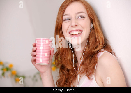 Porträt einer jungen Frau, Lächeln, mit Schale in der hand Stockfoto