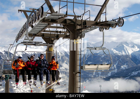 Eine Gruppe von Skifahrern sitzt auf einem Sessellift, Bad Gastein, Österreich Stockfoto