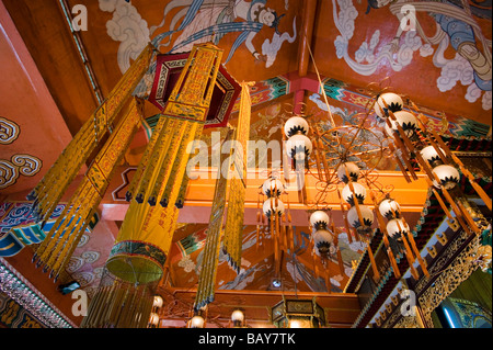 Bunte Lampions hängen von der Decke in der Halle des großen Helden im Po Lin Monastery. Stockfoto