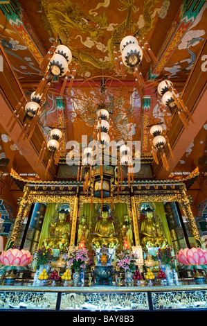 Der Hauptaltar in der Halle des großen Helden im Po Lin Kloster. Lantau Island, Hongkong Stockfoto