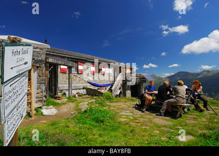 Wanderer vor Hütte Schwarzenberghuette, hohen Tauern Reichweite, Nationalpark Hohe Tauern, Salzburg, Österreich Stockfoto