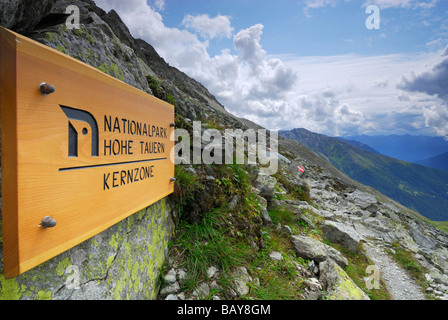 Melden Sie Nationalpark Hohe Tauern weiter zu trail, Hohe Tauern, Nationalpark Hohe Tauern, Schober Reichweite, Ost-Tirol, Österreich Stockfoto