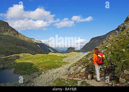 junge Frau am unteren Seescharte Kerbe mit Blick auf See Kreuzsee, Wangenitzsee und Hütte Wangenitzseehuette, Schobergruppe Sortiment Stockfoto