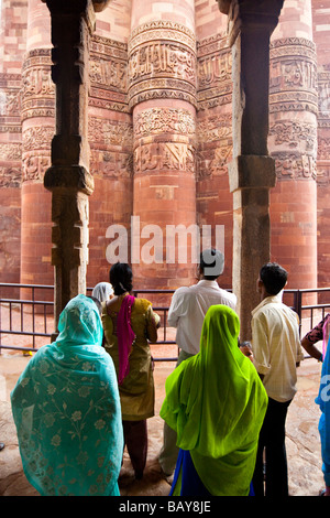 Indische Touristen am Qutb Minar durch hinduistische Säulen am Qutb Minar in Delhi Indien Stockfoto