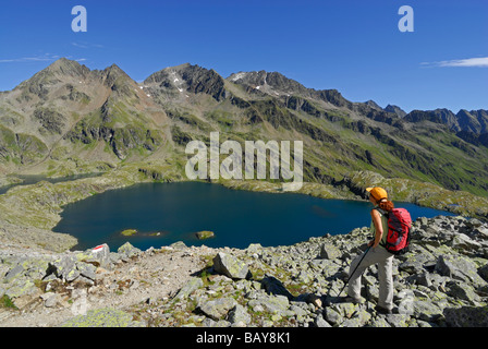 junge Frau Wandern mit Blick zur See Kreuzsee, Wangenitzsee, Hütte, Wangenitzseehuette und Petzeck, Schobergruppe Sortiment, Hohe Tauer Stockfoto