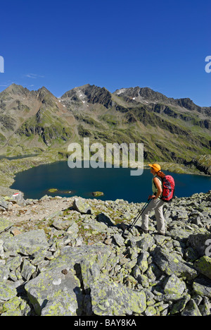 junge Frau Wandern mit Blick zur See Kreuzsee, Wangenitzsee, Hütte, Wangenitzseehuette und Petzeck, Schobergruppe Sortiment, Hohe Tauer Stockfoto