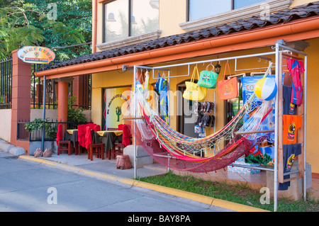 Läden und Geschäfte Aolong der Hauptstraße in Tamarindo Costa Rica Mittelamerika Stockfoto